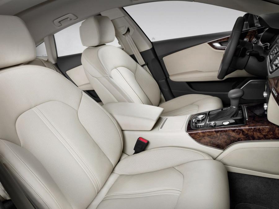 Интерьер Audi A7 Sportback 3.0 TFSI Quattro 2010 года  (фото 11 из 16)